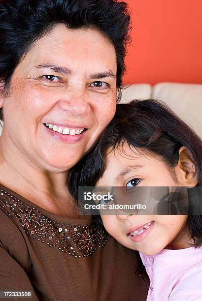 Nonna E Nipote 2 - Fotografie stock e altre immagini di Abbracciare una persona - Abbracciare una persona, Adulto, Adulto in età matura