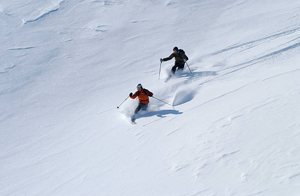 telemarker na neve fresca - telemark skiing skiing ski moving down - fotografias e filmes do acervo