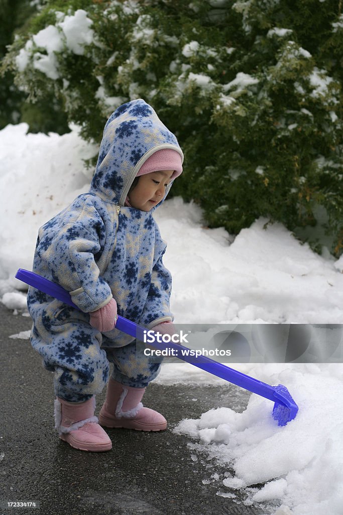 かわいい幼児アジアの女の子 shoveling と、雪遊び - 1人のロイヤリティフリーストックフォト