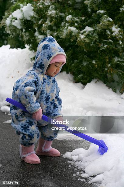 かわいい幼児アジアの女の子 Shoveling と雪遊び - 1人のストックフォトや画像を多数ご用意 - 1人, Winterdienst, アジアおよびインド民族