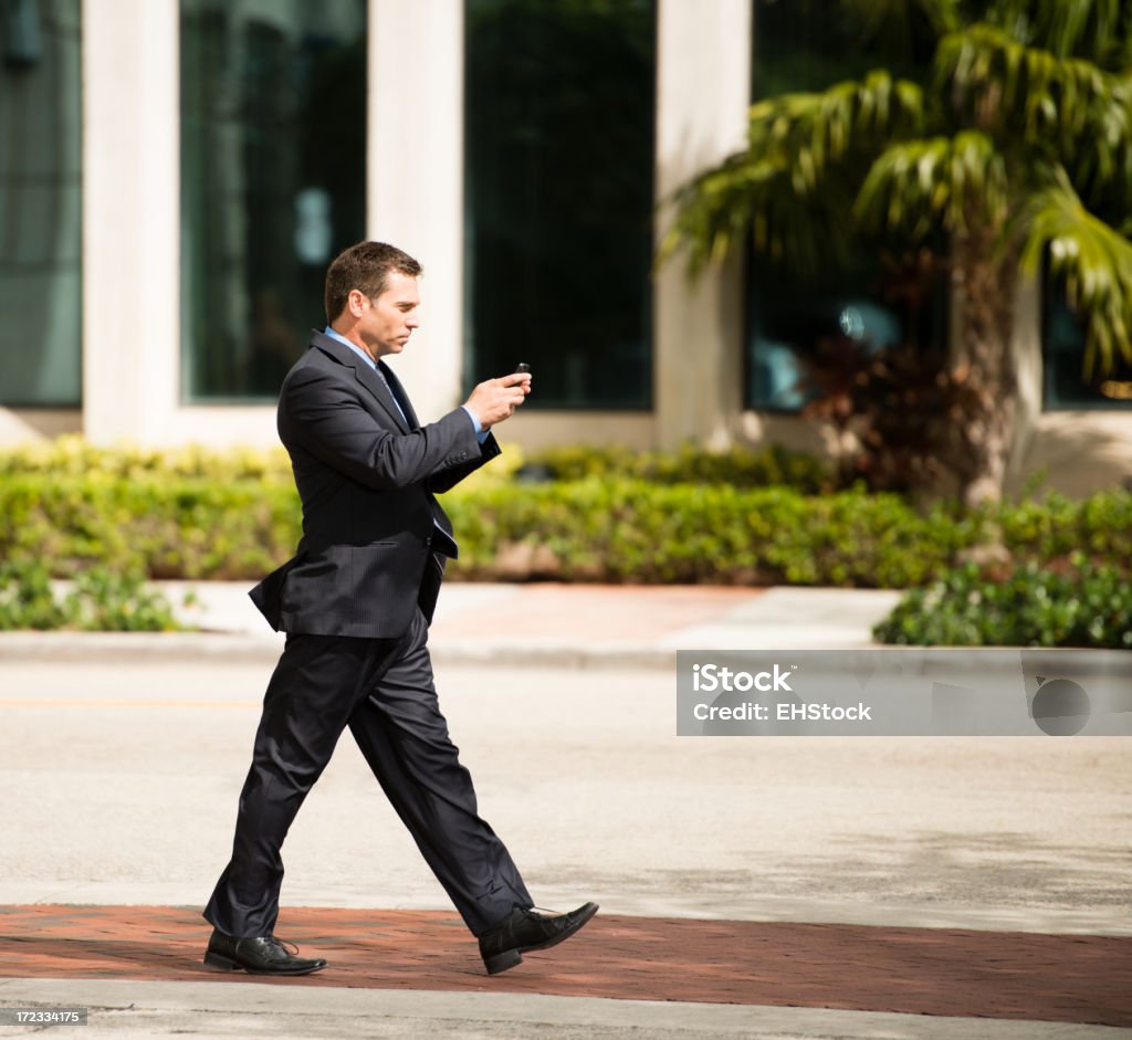 Бизнесмен ходьба и текстурные на улице - Стоковые фото Мужчины роялти-фри