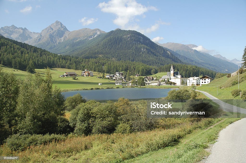 Alpine Village e do lago - Foto de stock de Aldeia royalty-free