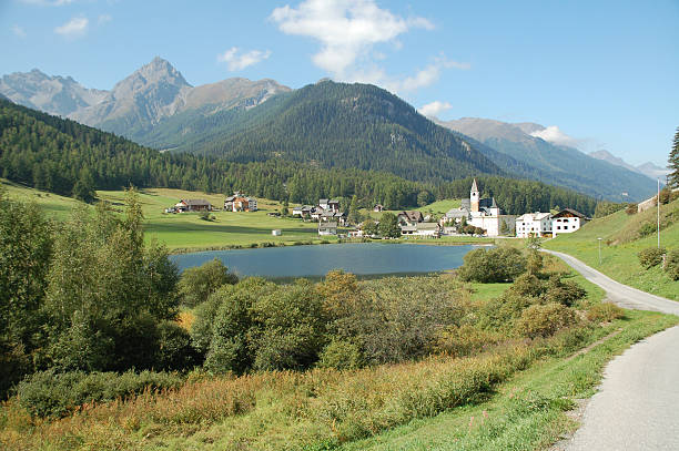 горнолыжный village и озеро - engadine switzerland village church стоковые фото и изображения