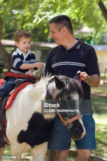 Pony In - Fotografie stock e altre immagini di Adulto - Adulto, Allegro, Ambientazione esterna