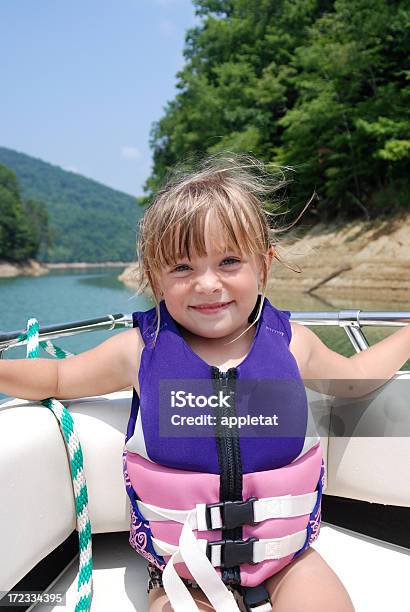 Kleines Mädchen Auf Einer Bootsfahrt Stockfoto und mehr Bilder von 4-5 Jahre - 4-5 Jahre, Badebekleidung, Blaue Augen