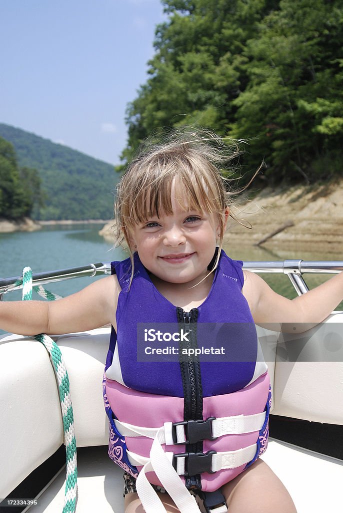 Petite fille sur un bateau - Photo de 4-5 ans libre de droits