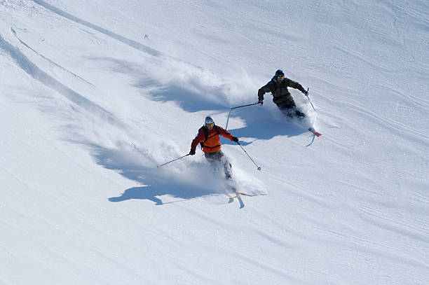 telemarker de neve fresca - telemark skiing photos photos et images de collection