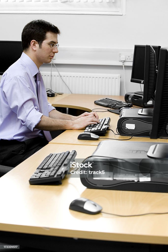 Offene office professional Arbeiten an seinem Schreibtisch im Büro - Lizenzfrei 30-34 Jahre Stock-Foto