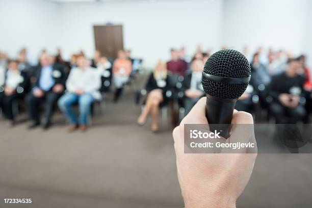 Photo libre de droit de Gros Plan Dun Microphone banque d'images et plus d'images libres de droit de Adulte - Adulte, Affaires, Communication