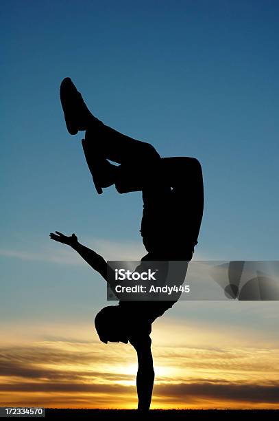 Photo libre de droit de Acrobate banque d'images et plus d'images libres de droit de Breakdance - Breakdance, Silhouette - Contre-jour, Tongs