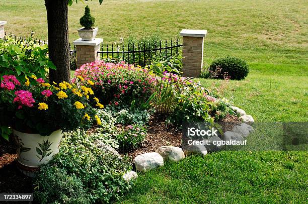 母の花のガーデン - 辺縁部のストックフォトや画像を多数ご用意 - 辺縁部, 石, 庭