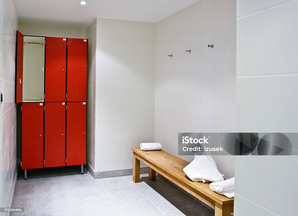 Pequeño gimnasio VESTIDOR - Foto de stock de Vestuario - Instalación deportiva libre de derechos