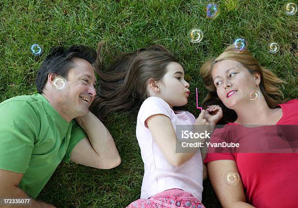 Photo libre de droit de Famille Jouant Avec Des Bulles banque d'images et plus d'images libres de droit de Activité de loisirs - Activité de loisirs, Activités de week-end, Adulte