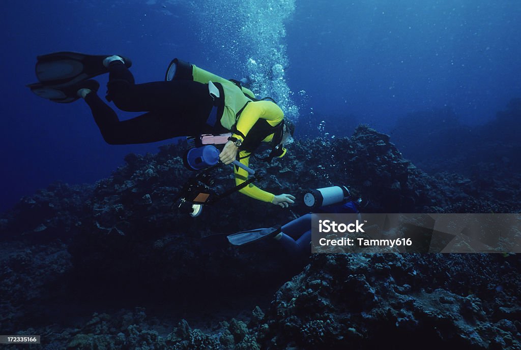 I sommozzatori andando in Cave - Foto stock royalty-free di Acqua