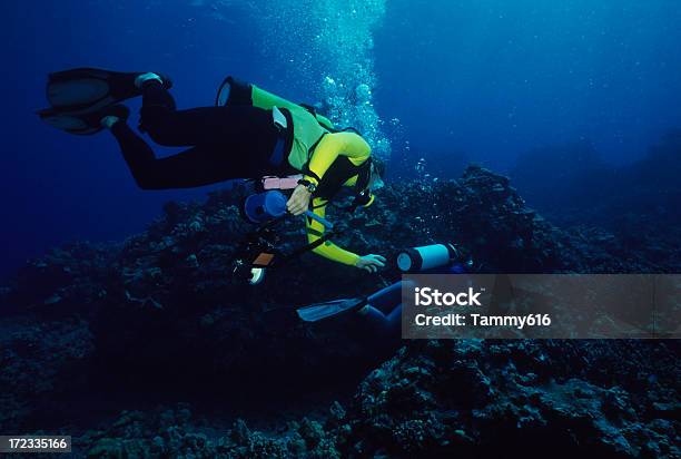 Foto de Mergulhadores Vão Em Cave e mais fotos de stock de Adulto - Adulto, Aqualung - Equipamento de Mergulho, Atividade Recreativa