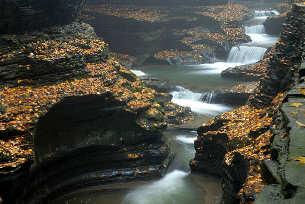 pacífica cascata de - valley mount watkins autumn falling imagens e fotografias de stock