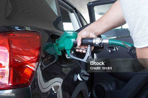 충전 차량 펌프스 집중입니다 가솔린에 대한 스톡 사진 및 기타 이미지 - 가솔린, 금융, 급유
