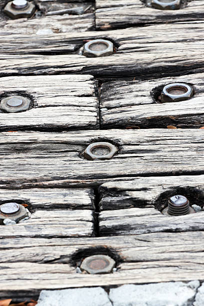 クローズアップ年代物のさびスリッパ、ナットやボルト付き - old plank outdoors selective focus ストックフォトと画像