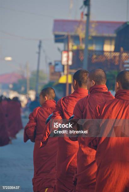 Mönche Begehrt Einlaß Für Speisen Am Morgen Stockfoto und mehr Bilder von Abwarten - Abwarten, Asien, Buddhismus