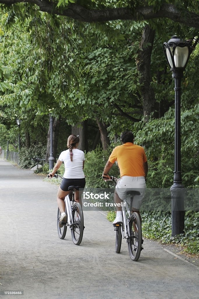 Couple sur les vélos dans l'État de New York à Central park - Photo de Activité libre de droits