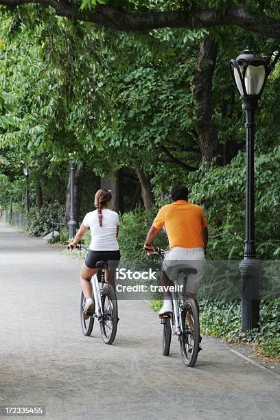 Photo libre de droit de Couple Sur Les Vélos Dans Létat De New York À Central Park banque d'images et plus d'images libres de droit de Activité