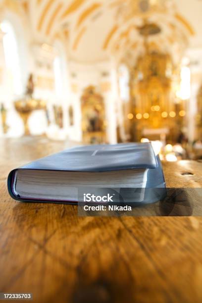 Mezquita Biblia En Banco Foto de stock y más banco de imágenes de Cerrado - Cerrado, Libro, Mesa - Mueble