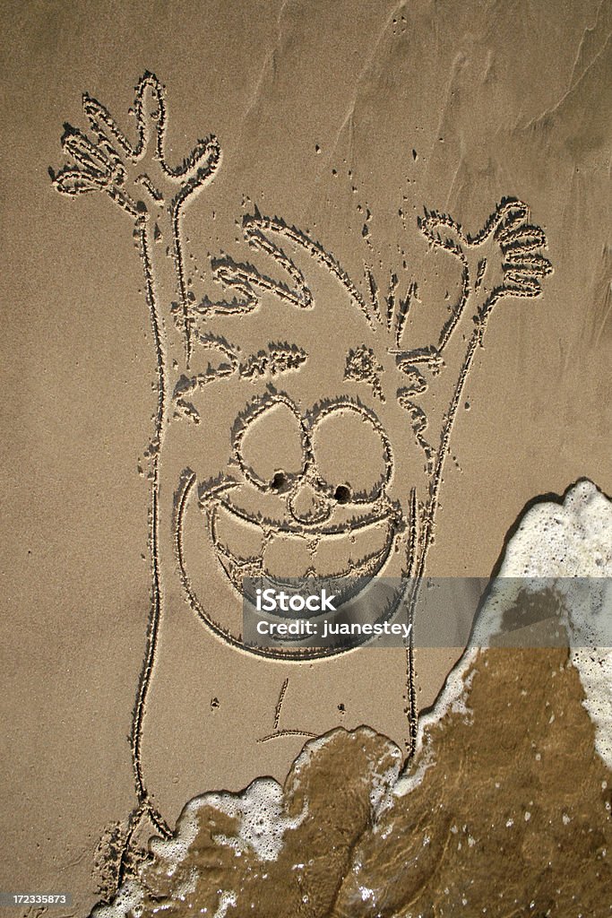 Счастливый песочный человек - Стоковые фото Береговая линия роялти-фри