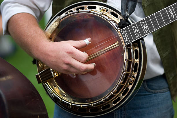 banjo-spieler spielen musikinstrument in nahaufnahme - wild west audio stock-fotos und bilder