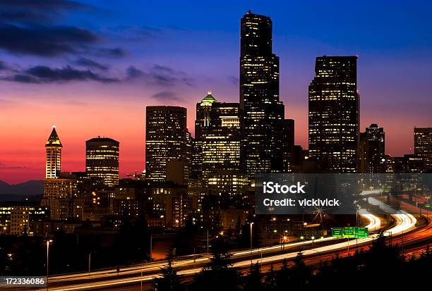 Seattle Skyline Ao Pôr Do Sol - Fotografias de stock e mais imagens de Anoitecer - Anoitecer, Ao Ar Livre, Arquitetura
