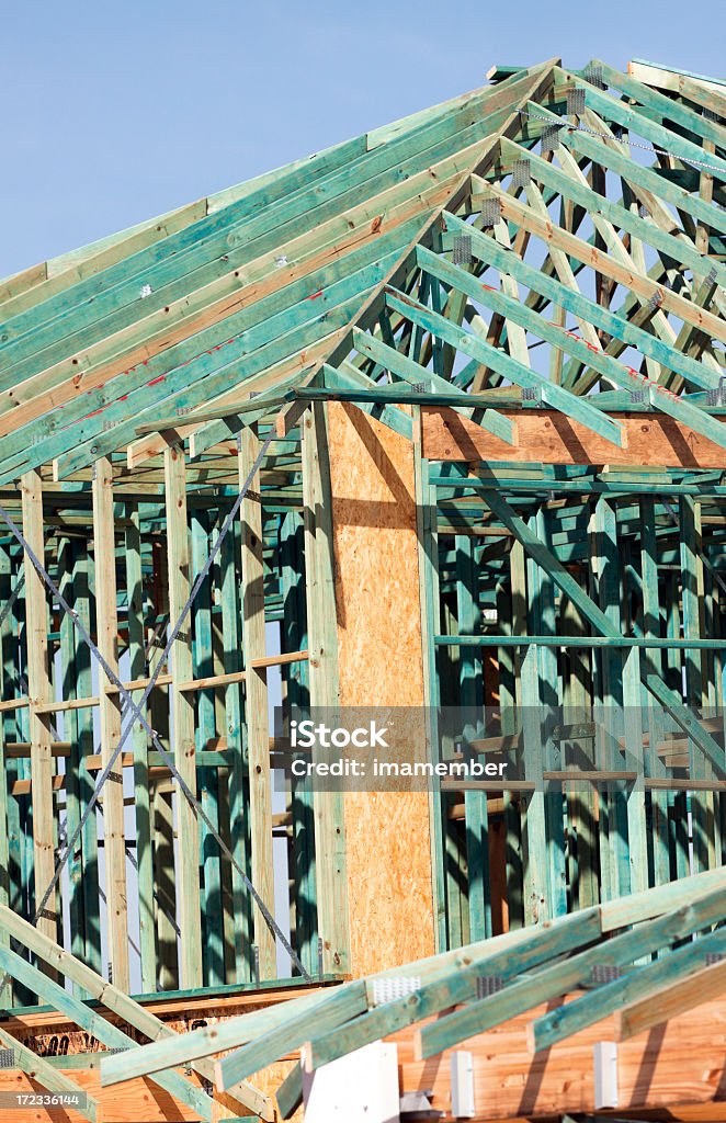 Grande Moldura de madeira e construção de telhado trusses - Royalty-free Ampliação da Casa Foto de stock