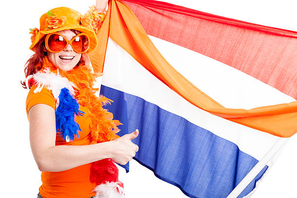 вентилятор с нидерландский флаг и оранжевый вымпел - fan dutch flag women colors стоковые фото и изображения
