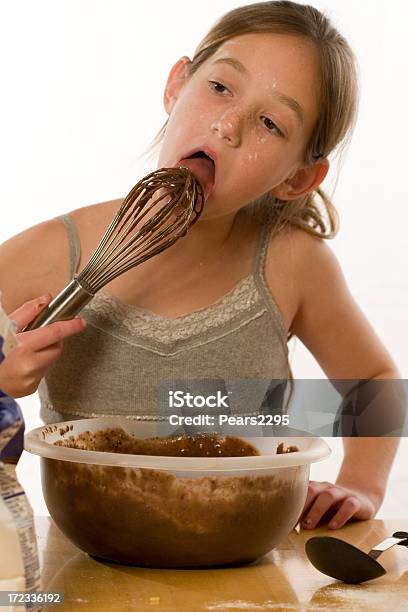 Childhood作るチョコレートケーキ - なめるのストックフォトや画像を多数ご用意 - なめる, 深皿, 1人