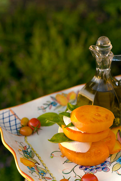 tomate heirloom orgánicos fresca ensalada caprese: producto local & aceite de oliva - homegrown produce dairy product olive oil food fotografías e imágenes de stock