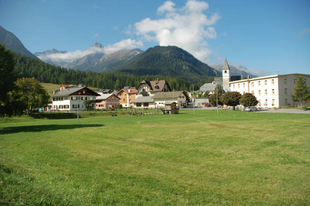 tarasp village na suíça - engadine switzerland village church - fotografias e filmes do acervo