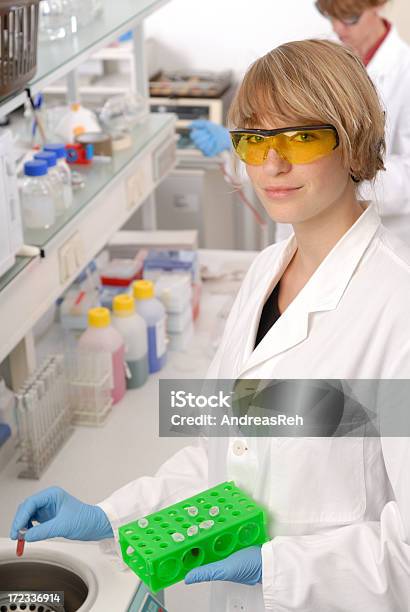 Trabajo De Laboratorio Foto de stock y más banco de imágenes de Inmunología - Inmunología, 20 a 29 años, Adulto