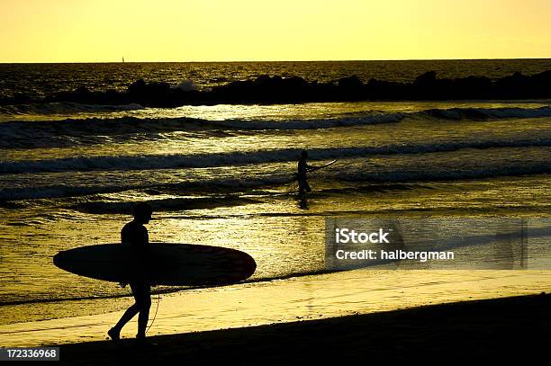 Sylwetka Surfer - zdjęcia stockowe i więcej obrazów Ciemny - Ciemny, Deska surfingowa, Dwie osoby