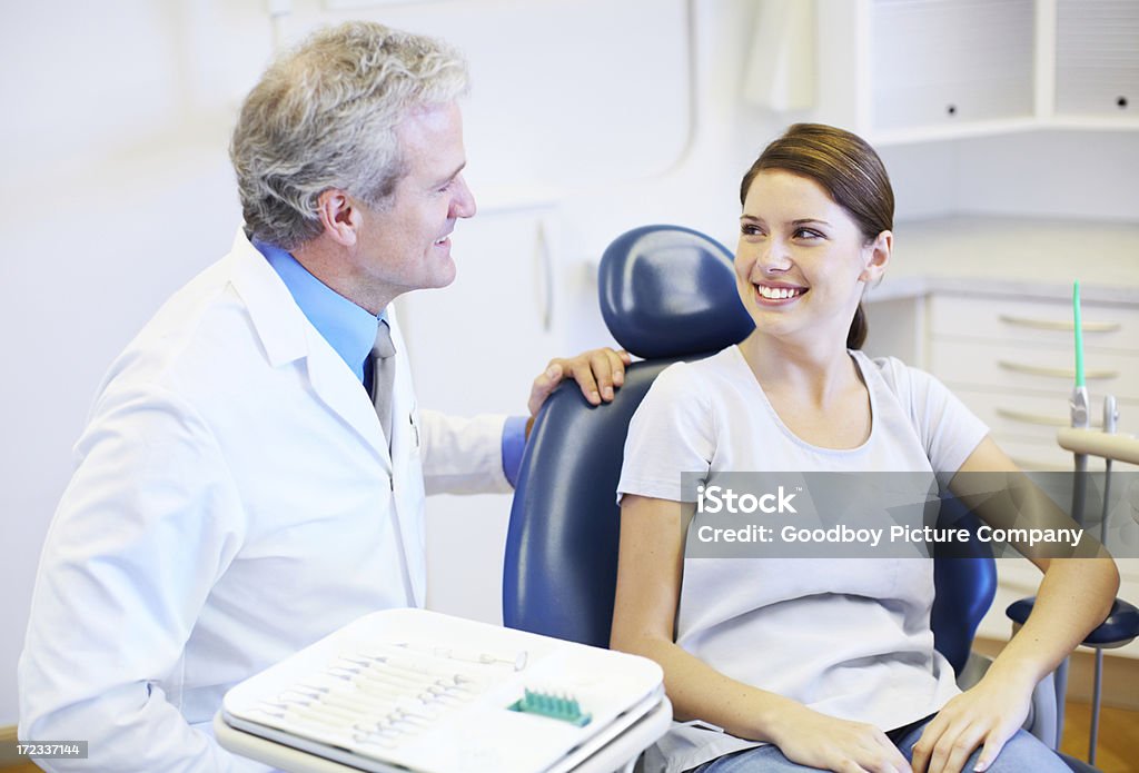 Conversa antes de o processo - Foto de stock de Dentista royalty-free