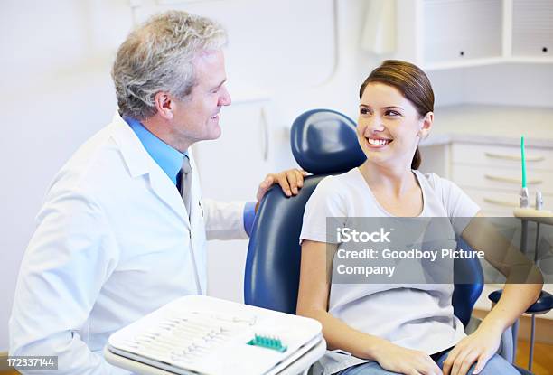 Foto de Conversa Antes De O Processo e mais fotos de stock de Dentista - Dentista, Felicidade, Paciente