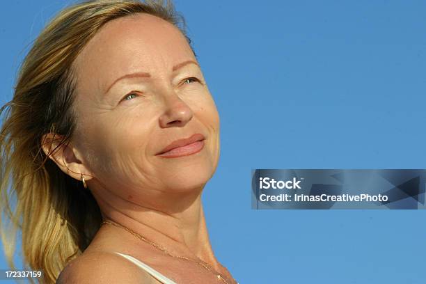 Mujer Y Naturaleza Foto de stock y más banco de imágenes de Mujeres - Mujeres, Perfil - Vista de costado, Una sola mujer