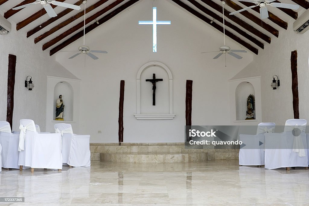 Vuoto interno della Chiesa messicana per il matrimonio, spazio di copia - Foto stock royalty-free di Cappella