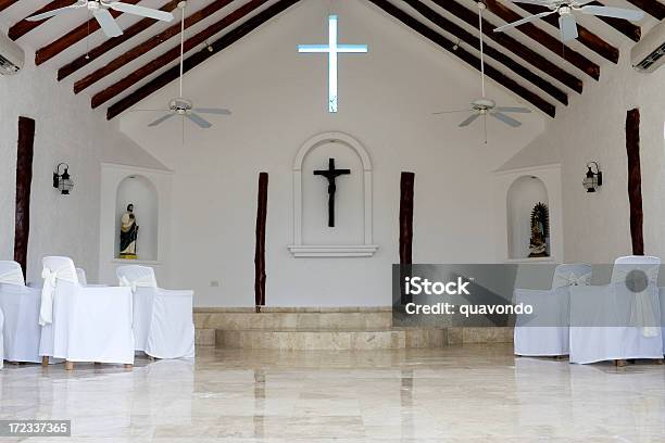 Foto de Vazio Interior Da Igreja Mexicana Para Casamento Espaço Para Texto e mais fotos de stock de Capela