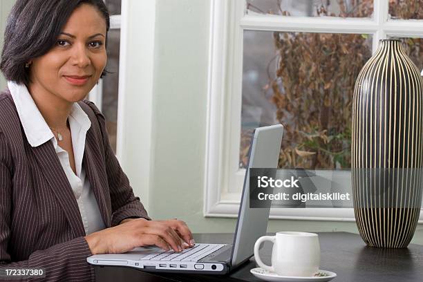 Mujer De Negocios Foto de stock y más banco de imágenes de De ascendencia mixta - De ascendencia mixta, Director ejecutivo de empresa, Ejecutiva