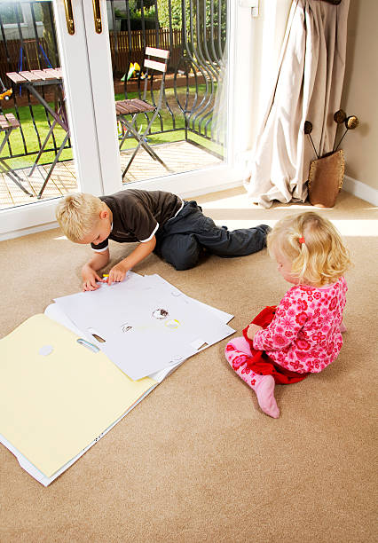 istock brother and sister drawing at home 172337449