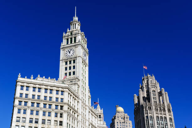 parte superior del edificio wrigley torre del reloj, chicago - american flag architectural feature architecture chicago fotografías e imágenes de stock