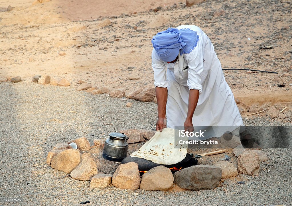 Bedouin fazer pão com pedras quentes, Deserto do Sinai, Egito - Foto de stock de Egito royalty-free