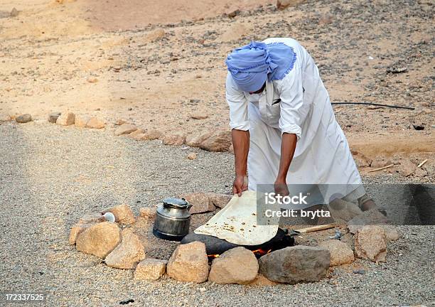 Foto de Bedouin Fazer Pão Com Pedras Quentes Deserto Do Sinai Egito e mais fotos de stock de Egito