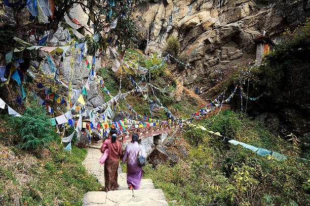 chemin vers les tigers nest bhoutan - monastère de taktsang photos et images de collection