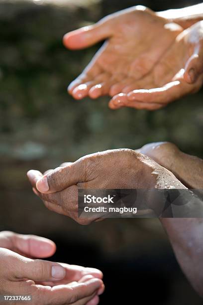 Photo libre de droit de Aider Les Mains banque d'images et plus d'images libres de droit de Afro-américain - Afro-américain, Assistance, Avoir faim