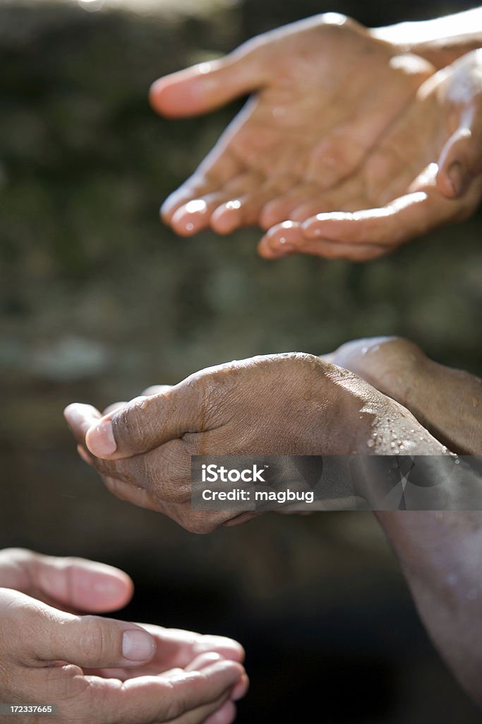 Ajudando as mãos - Foto de stock de Afro-americano royalty-free