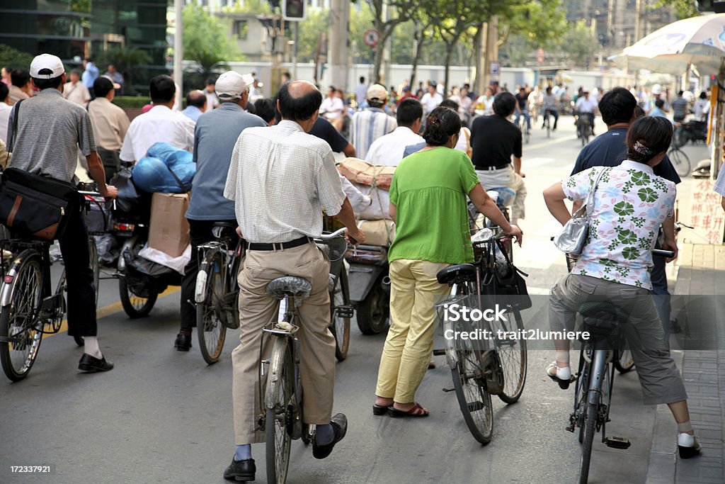 Chinês rua com muitos dos ciclistas - Foto de stock de Bicicleta royalty-free